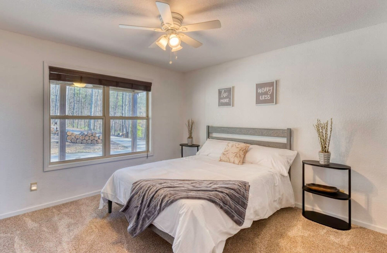 Room 3, Valley Retreat Sleeps 10 Hot Tub Fire Pit, Fannin