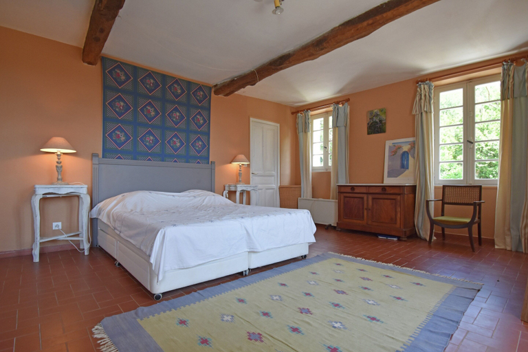 Room 4, Large Holiday Home With a Swimming Pool in Le Var, Var