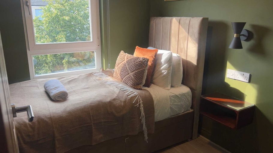Room 2, Spacious 5BR Townhouse with Free Parking, Glasgow