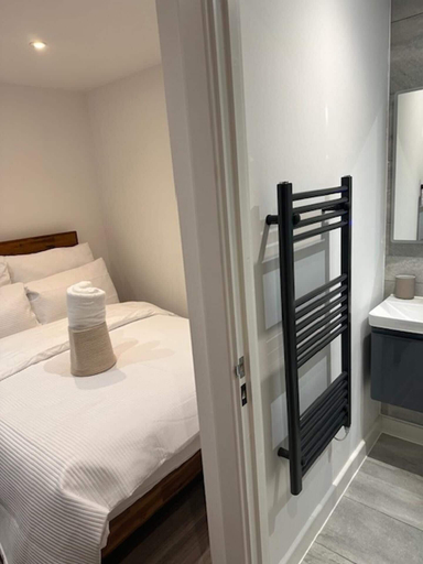 Room 3, Studio Sleeps 2 With Parking, Thurrock