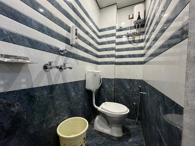 Bathroom 4, Neelkanth PG House, Varanasi