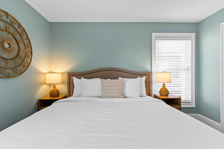 Room 5, Ocean Views I Sleeps 12 I Walk to Beach I Pool, Brunswick
