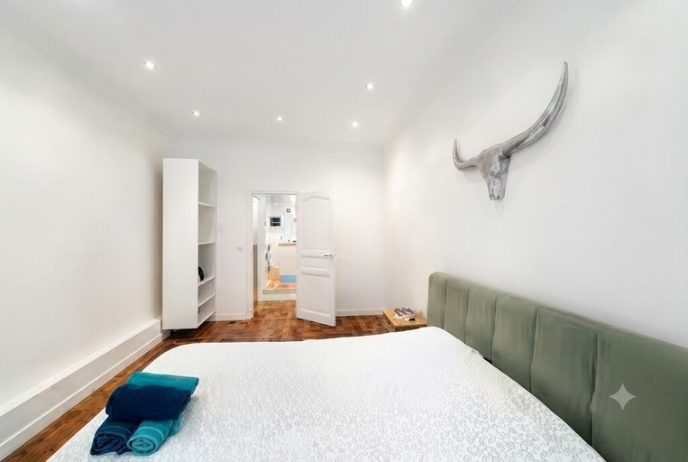 Room 4, celine 32, Paris