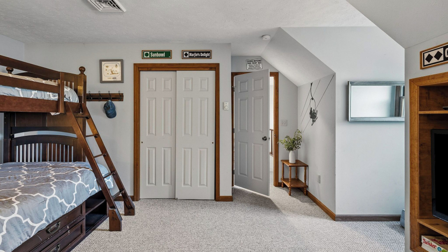 Interior 4, Aspen Hollow by Avantstay Group-friendly Stay + Deck Dining + BBQ Near Ski + Waterparks, Monroe