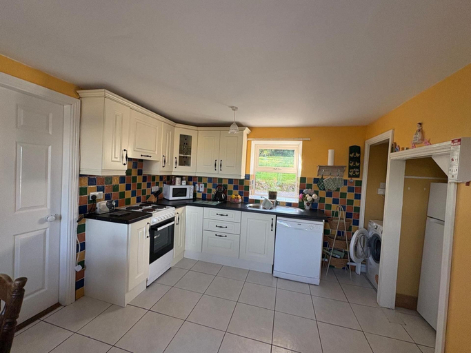 Private kitchen 3, 3-Bed House Sleeps 6 with Garden and Parking