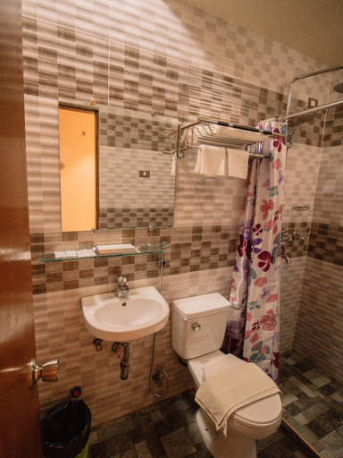 Bathroom 4, Hotel La Maria, Guiuan