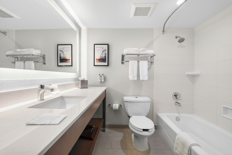 Bathroom 4, Gateway Hotel Santa Monica, Los Angeles