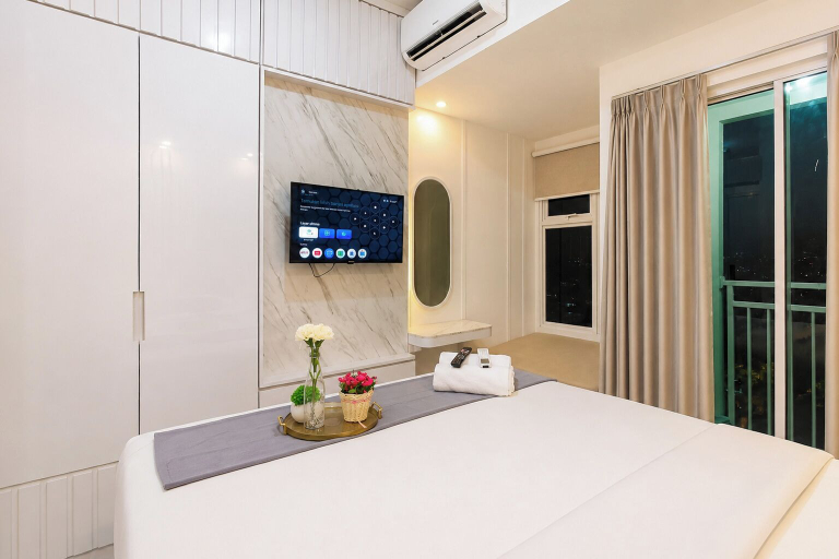 Room 3, Fully Furnished Studio Apartment At Westown View Surabaya, Surabaya