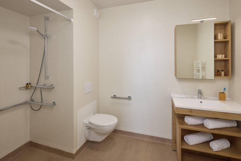Bathroom 5, Quality Aparthotel Cholet, Maine-et-Loire