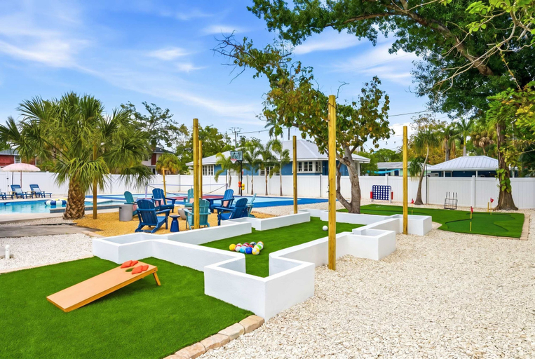 Room 3, Sleeps 10 Pickleball Pool Tiki Bar Games, Manatee