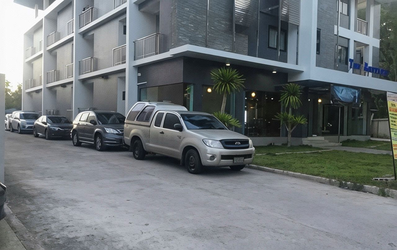 Exterior & Views