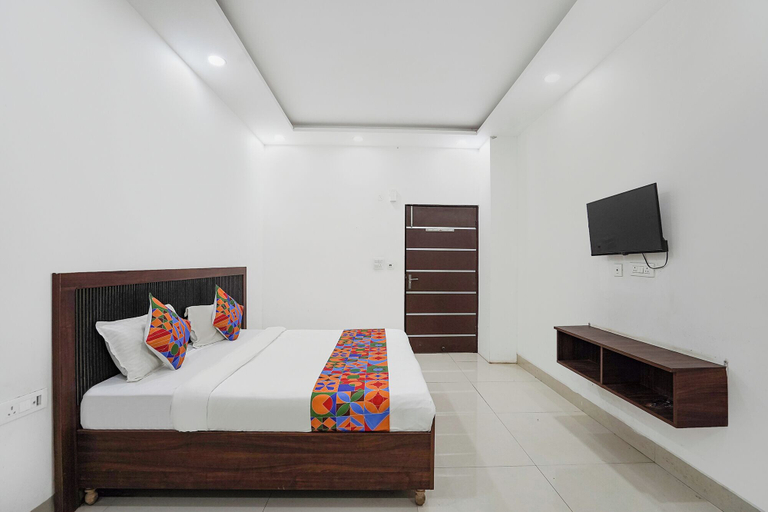 Room 3, FabHotel Luxury Stay, Gautam Buddha Nagar