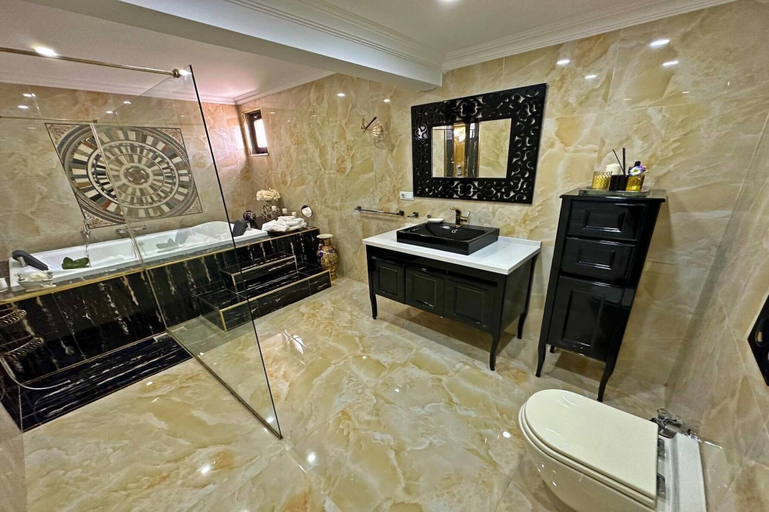 Bathroom 3, 6-room Villa with Private Pool and Garden, Beylikduzu