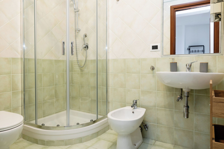 Bathroom 5, Tana Dell'orso 20, Isernia