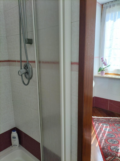 Bathroom 2, Las Pluminas B&B, Sassari