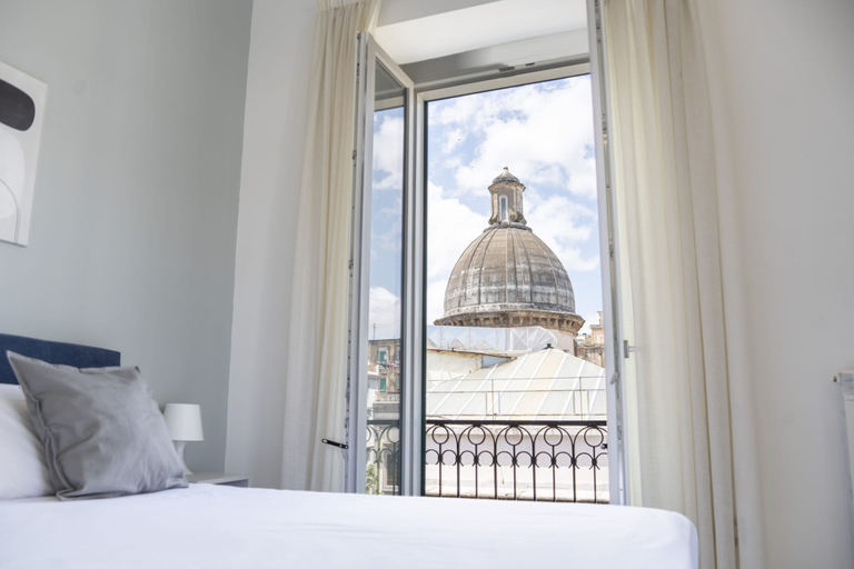 Room 3, Duomo 5 - Maria s Bright Flat at the Cathed w Balc, Napoli