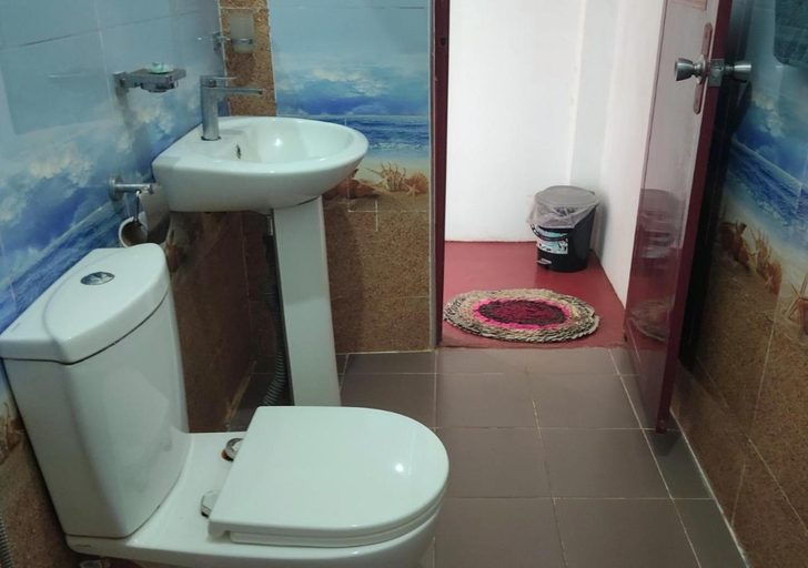 Bathroom 2, Sunburst view, Ella