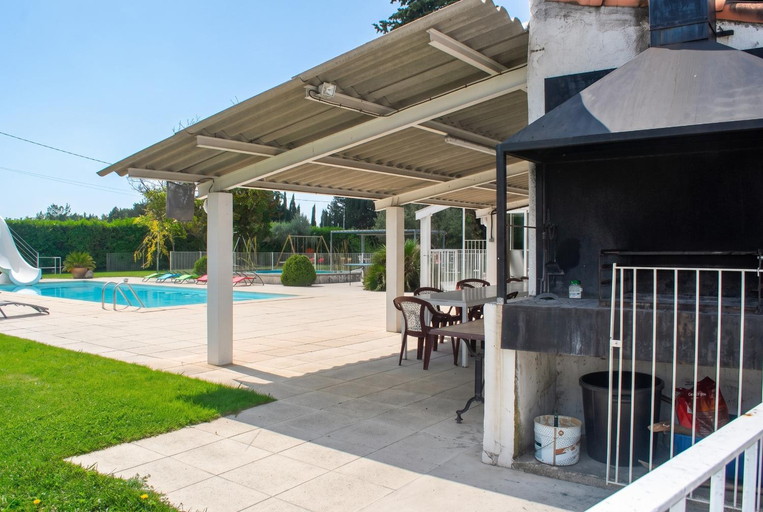 Others 5, Villa spacieuse et elegante a Meynes avec piscine privee, Gard