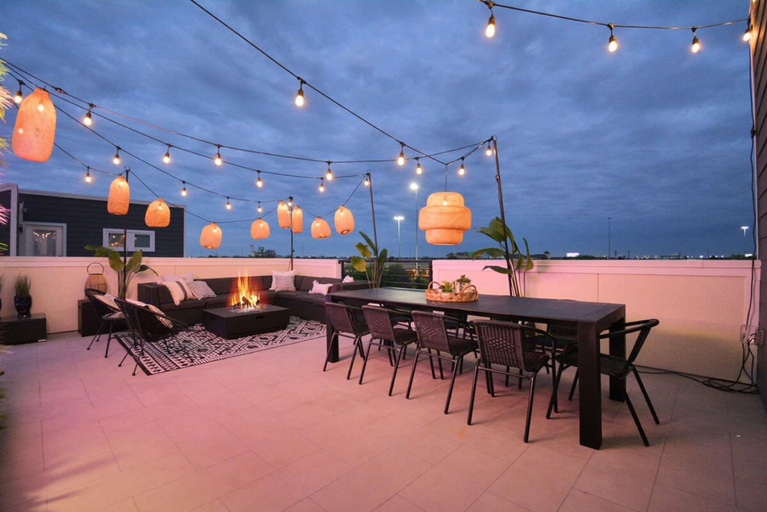 Food & Drinks 4, Paradise Palace Best Rooftop in HTX w Hot Tub, Houston