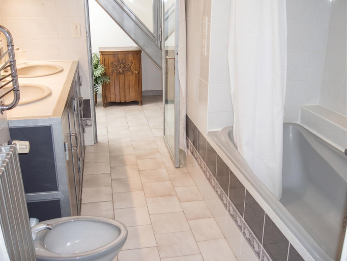 Bathroom 3, Villa spacieuse et elegante a Meynes avec piscine privee, Gard