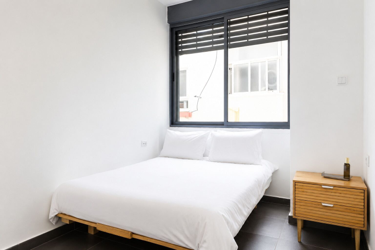 Room 2, Bright Garden View Apt Near the Beach