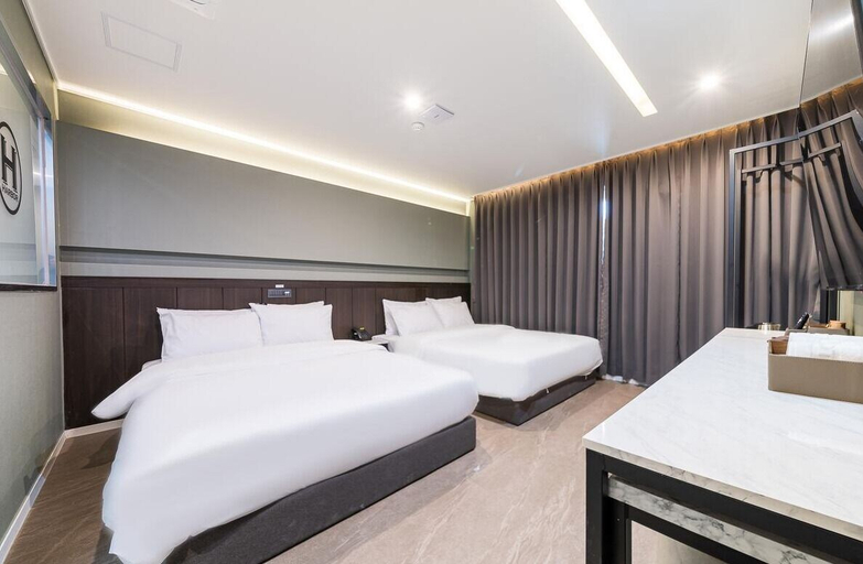 Bedroom 2, Hotel Harbor, Tongyeong