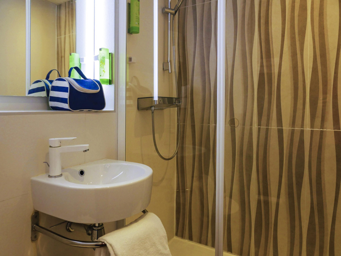Bathroom 4, greet Hotel Marseille Provence Aéroport, Bouches-du-Rhône