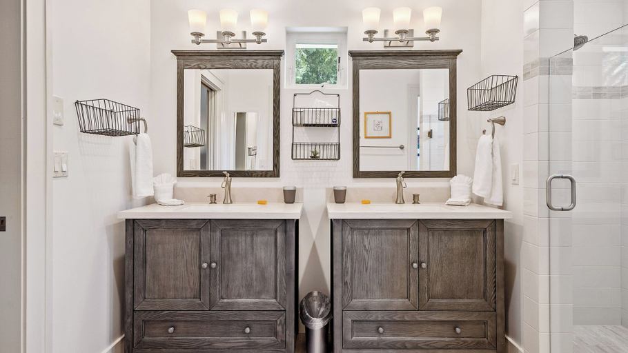 Interior 3, Chateau Paso by Avantstay Pool Table + Private Deck Walk to Downtown Paso, San Luis Obispo