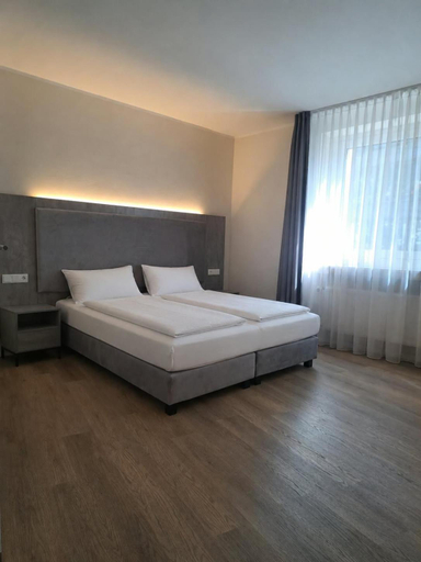 Bedroom 3, Diamonds Hotel, Köln