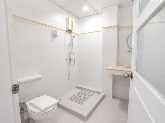 Bathroom 4, Collection O Skutan Inn, Huai Kwang