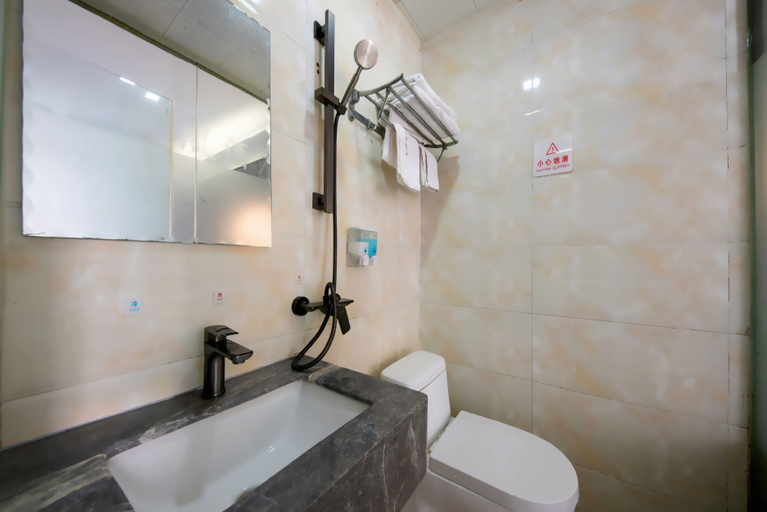 Bathroom, Golden Phoenix Hotel (Huangbeiling subway station, Shenzhen), Shenzhen