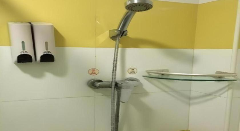 Bathroom 4, 7 Days Inn Binzhou Zhanhua Fuguo Road, Binzhou