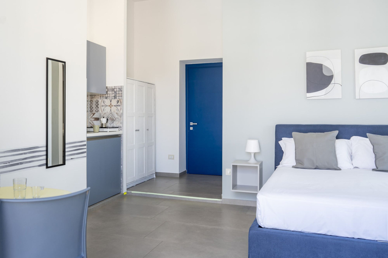 Room 4, Duomo 5 - Maria s Bright Flat at the Cathed w Balc, Napoli