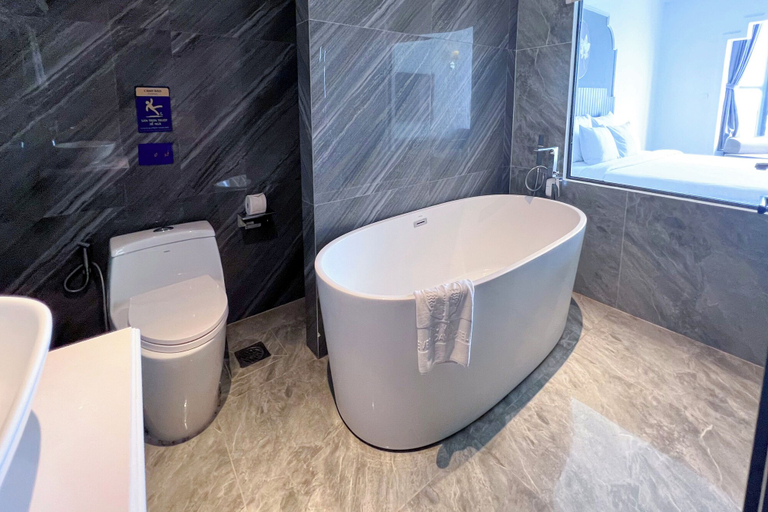 Bathroom 4, Sandals Everyday Hotel, Tuy Hoa