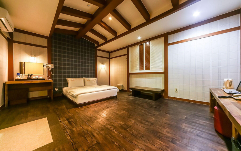 Bedroom 4, Daegu Dongdaegu Station Lane, Buk