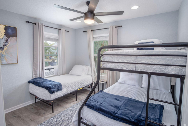 Bedroom 2, Cozy and Lovely 2BR 1BA Apt#b Near Lively Downtown, Bexar