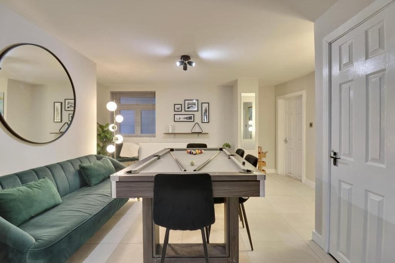 Game room, Southsea Luxury Apartment with Hot tub, Portsmouth