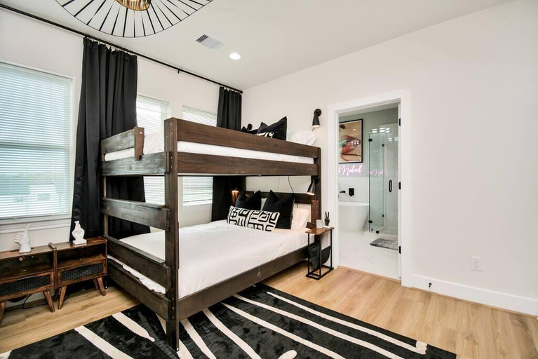 Bedroom 2, Paradise Palace Best Rooftop in HTX w Hot Tub, Houston
