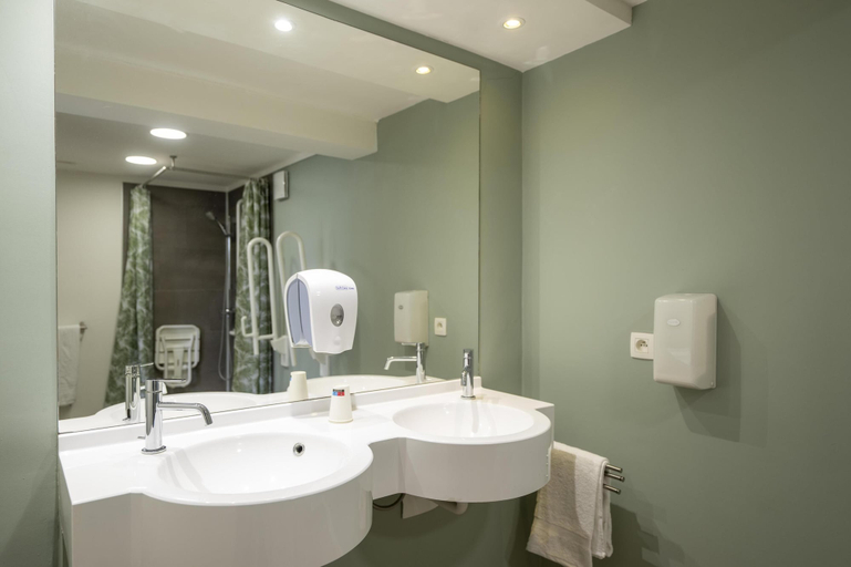 Bathroom 5, Premiere Classe Hotel Liege, Liège