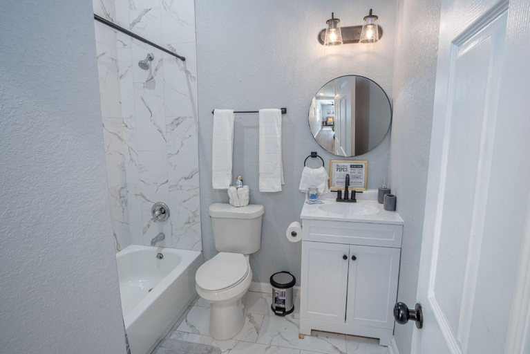 Bathroom, Cozy and Lovely 2BR 1BA Apt#b Near Lively Downtown, Bexar