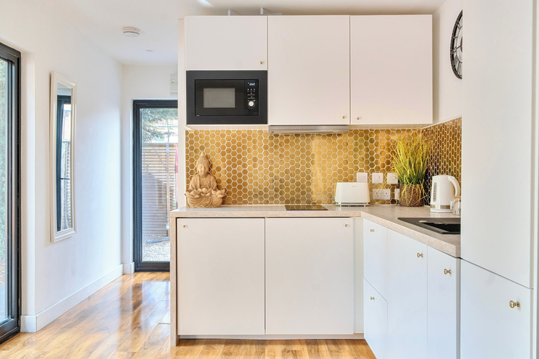 Private kitchen 5, Nottingham Cabin Sleeps 4 - Free Parking & WiFi, Nottinghamshire