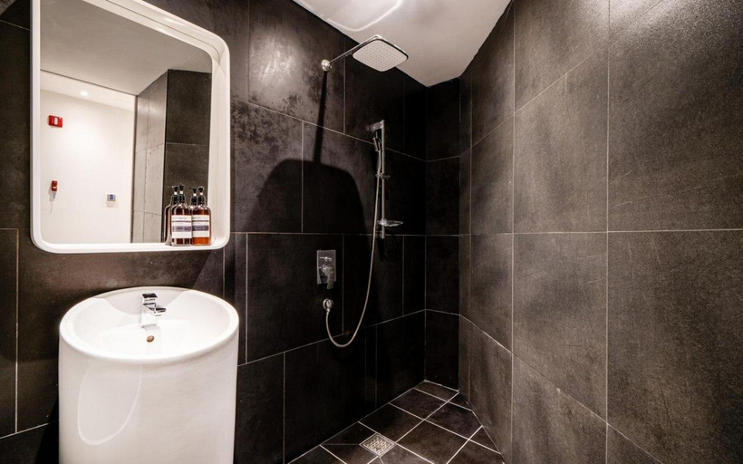 Bathroom 5, Busan Haeundae Cliff Bay Hotel, Haeundae