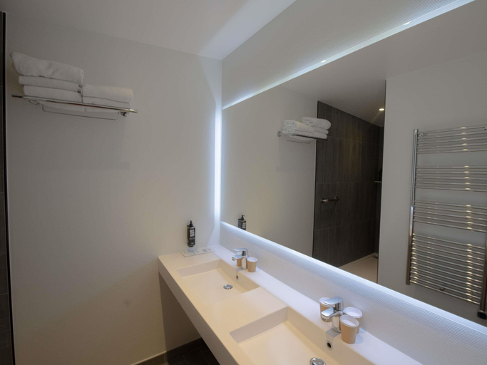 Bathroom 4, ibis Paris Canal Saint-Martin, Paris