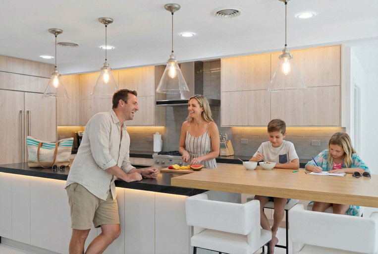 Room 2, Heated Pool - Luxury Kitchen - 1 Mile to Beach, Broward