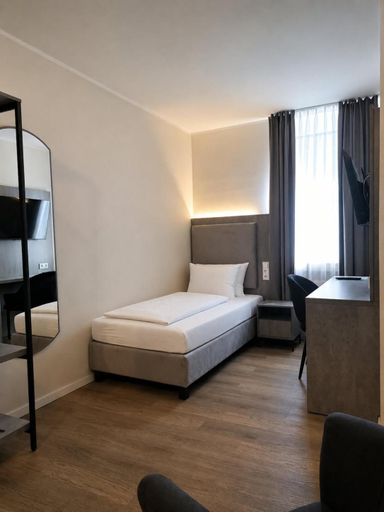 Bedroom 2, Diamonds Hotel, Köln