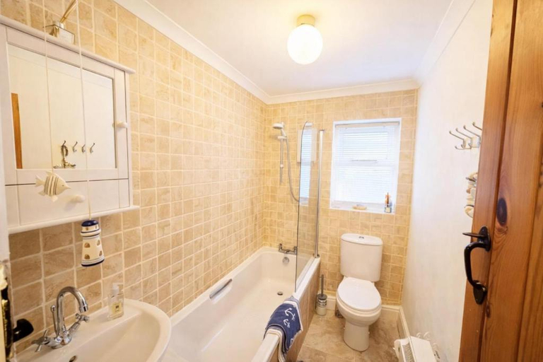Bathroom, Pen Llyn Quarryman's Cottage, Gwynedd