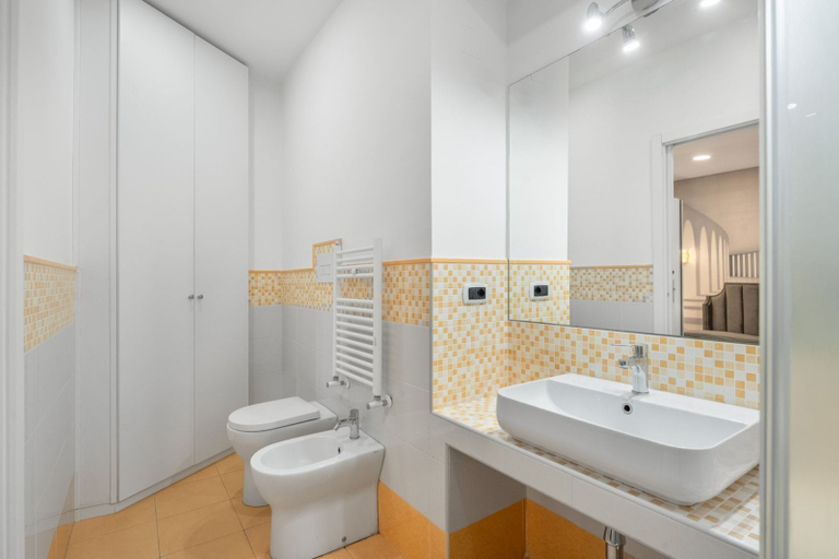 Bathroom 5, the prince station, Napoli