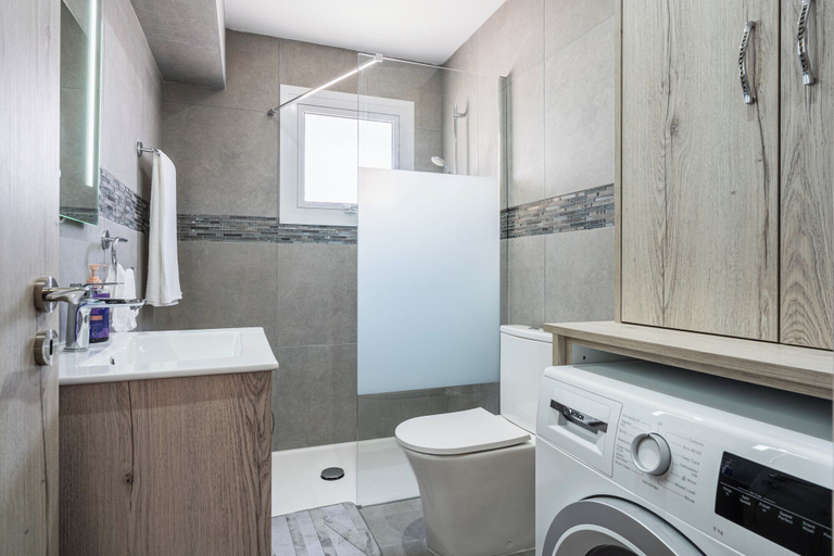 Bathroom, Modern 2BR Apt in Oroklini Larnaca, Larnaca
