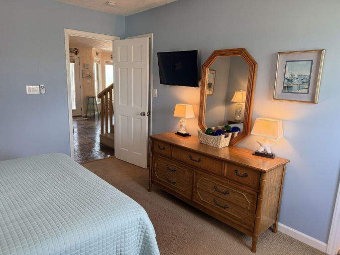 Room 2, Windchimes 4 Bedroom Home by RedAwning, Brunswick