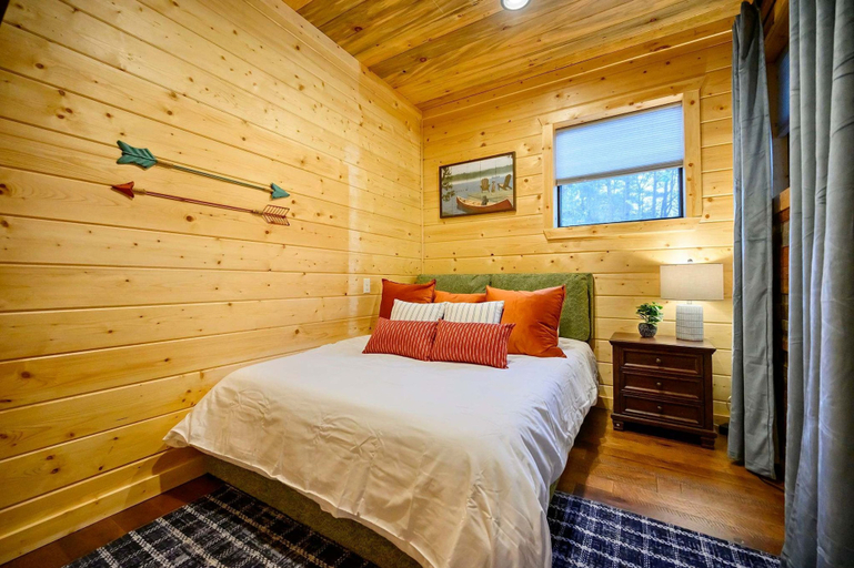 Room 3, Retro Retreat Stargazing Dome Sauna Hot Tub, McCurtain